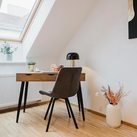 Days - W Authentic Czech Interior In Prague's Vibrant Neighborhood Praha